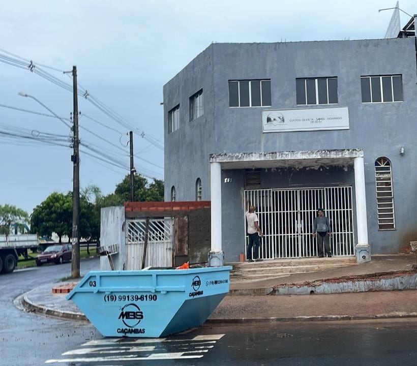 Caçamba MBS entregue em prédio institucional de esquina
