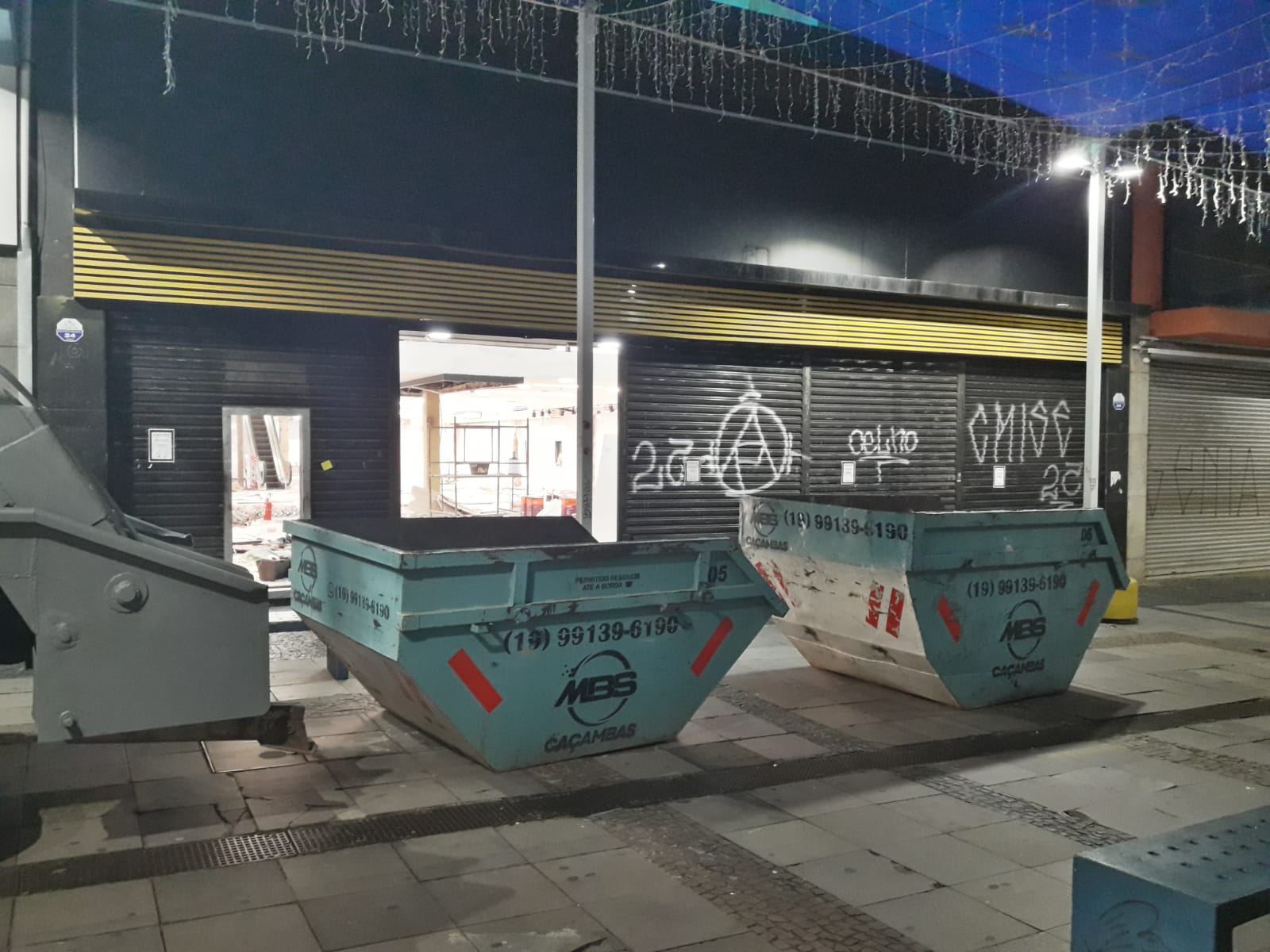 Caçambas MBS entregues em comércio de rua durante a noite
